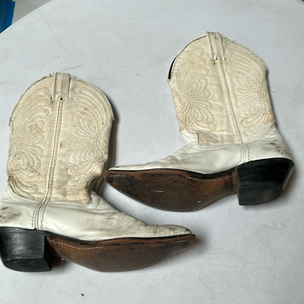 White size 7 women’s cowboy boots